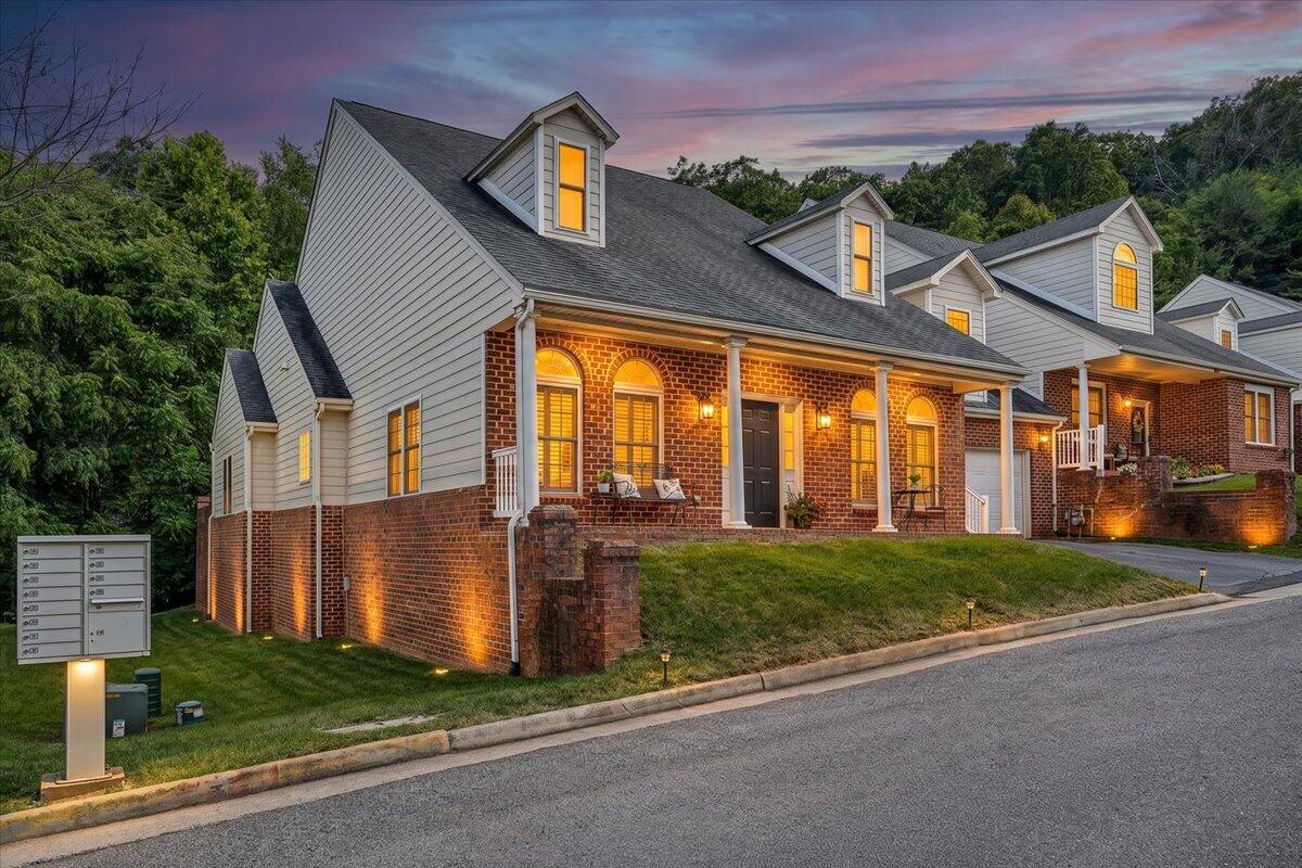 5414 Quail Ridge Court Roanoke, VA 24018 - Photo 2 of 30 End Home, Side Windows
