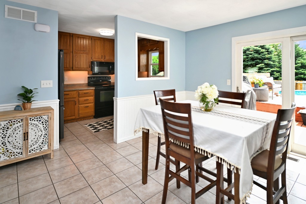 501 Carriage Hills Road Normal, IL 61761 - Photo 7 of 77 a dining room with furniture and window