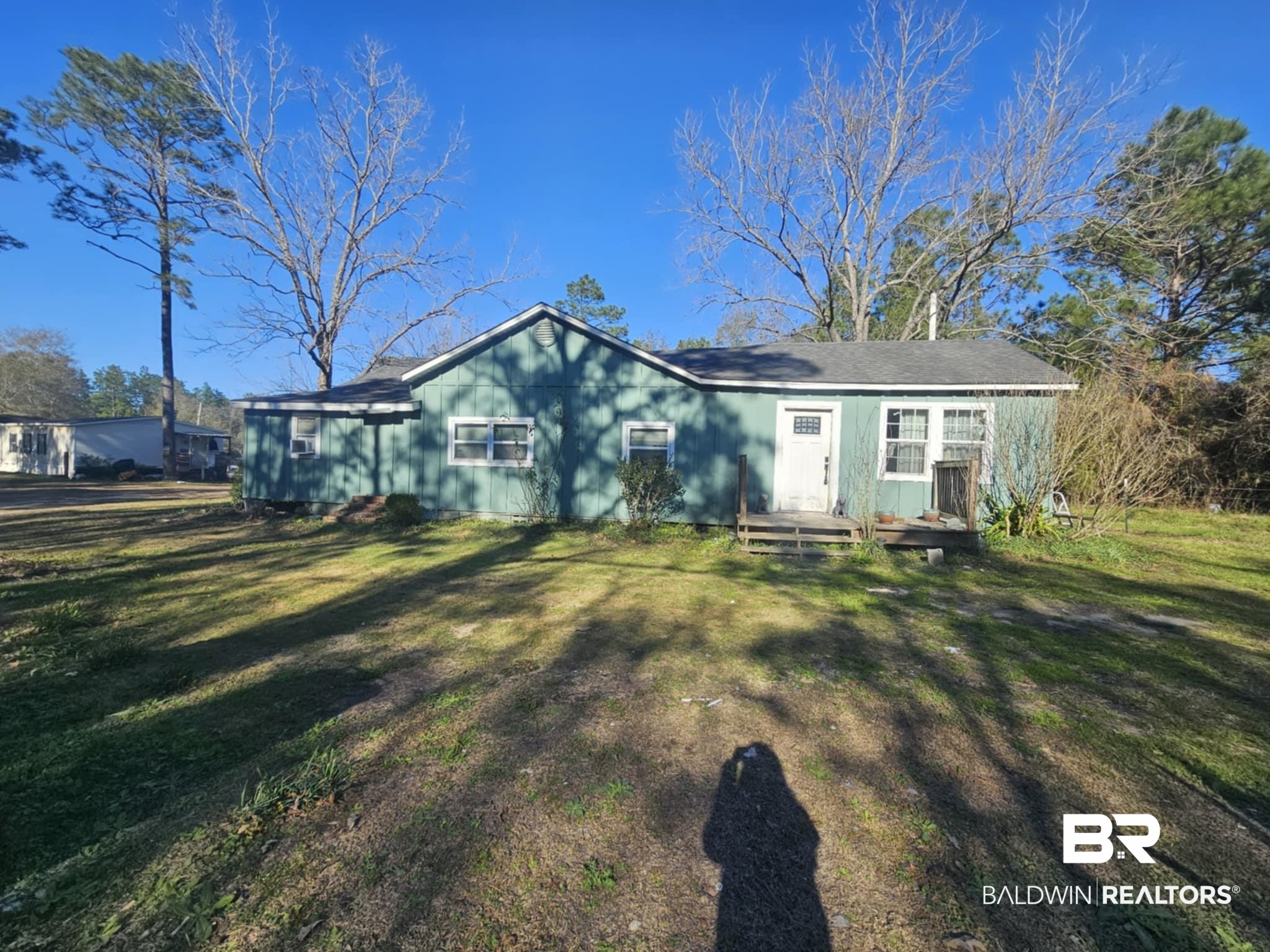 Ranch-style house with a front yard