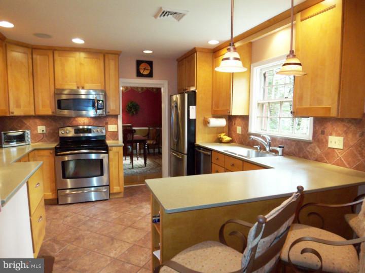 725 Spring Avenue Fort Washington, PA 19034 - Photo 7 of 24 Kitchen