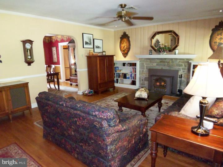 725 Spring Avenue Fort Washington, PA 19034 - Photo 8 of 24 Living Room