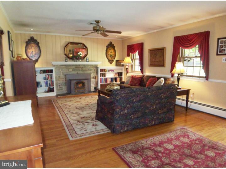 725 Spring Avenue Fort Washington, PA 19034 - Photo 9 of 24 Living Room