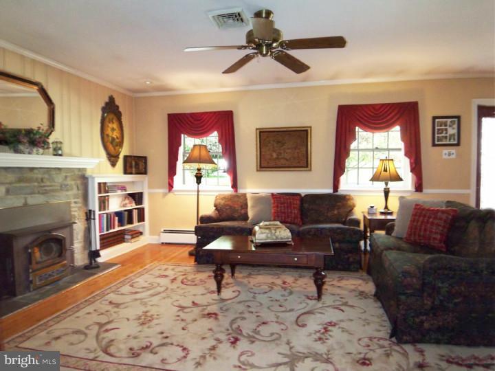 725 Spring Avenue Fort Washington, PA 19034 - Photo 10 of 24 Living Room