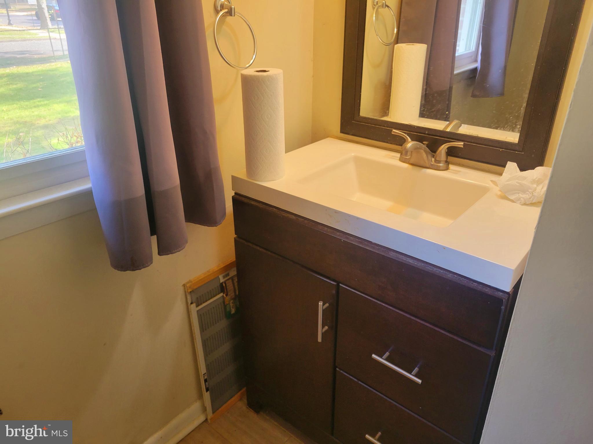 525 Front Street Palmyra, NJ 08065 - Photo 7 of 19 Bathroom