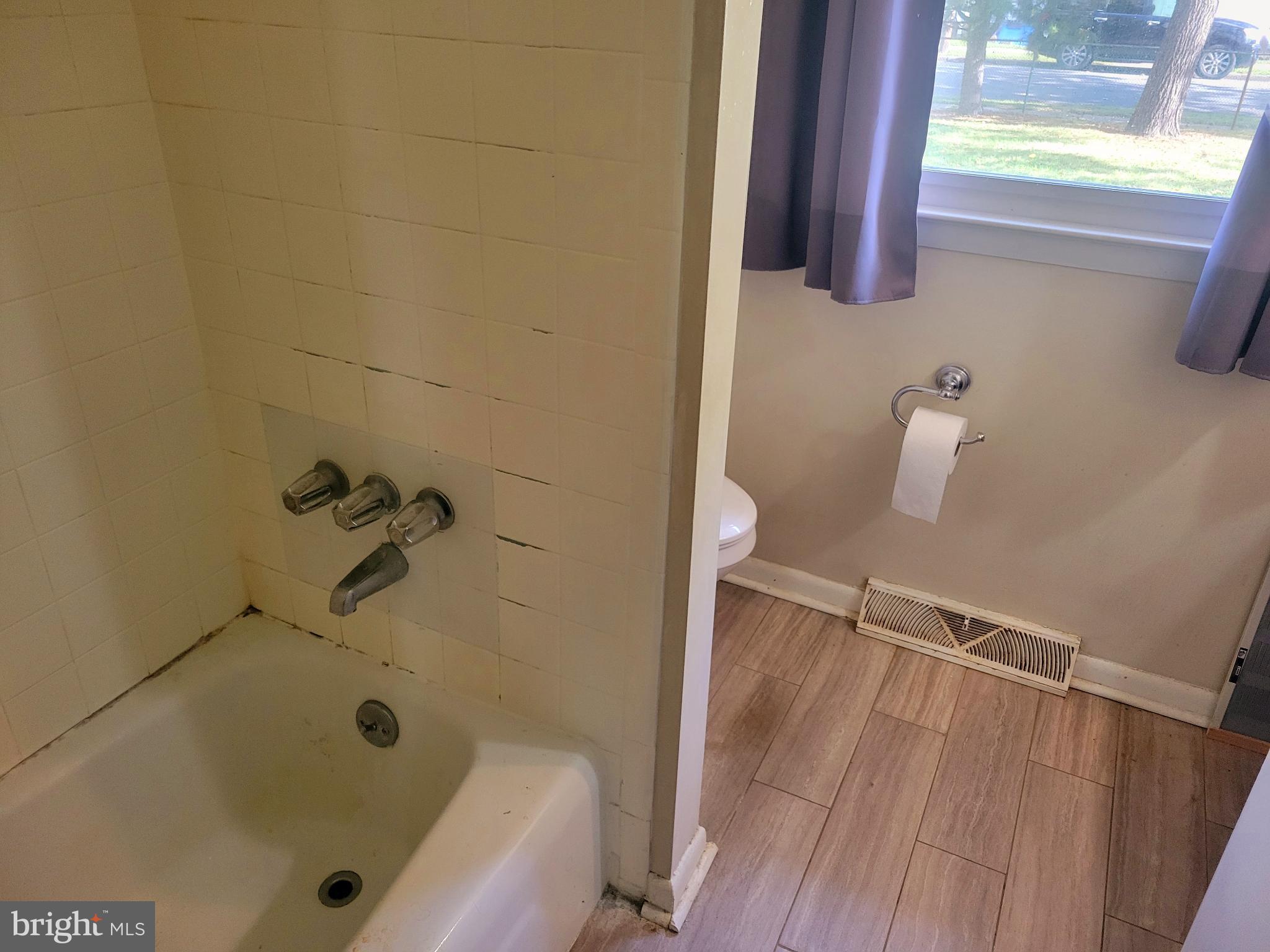 525 Front Street Palmyra, NJ 08065 - Photo 8 of 19 Bathroom
