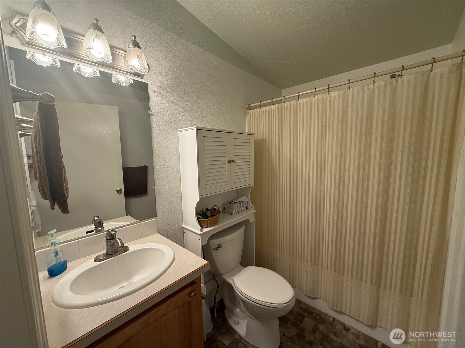 1934 Tucannon Road Pomeroy, WA 99347 - Photo 19 of 40 a bathroom with a sink toilet and shower