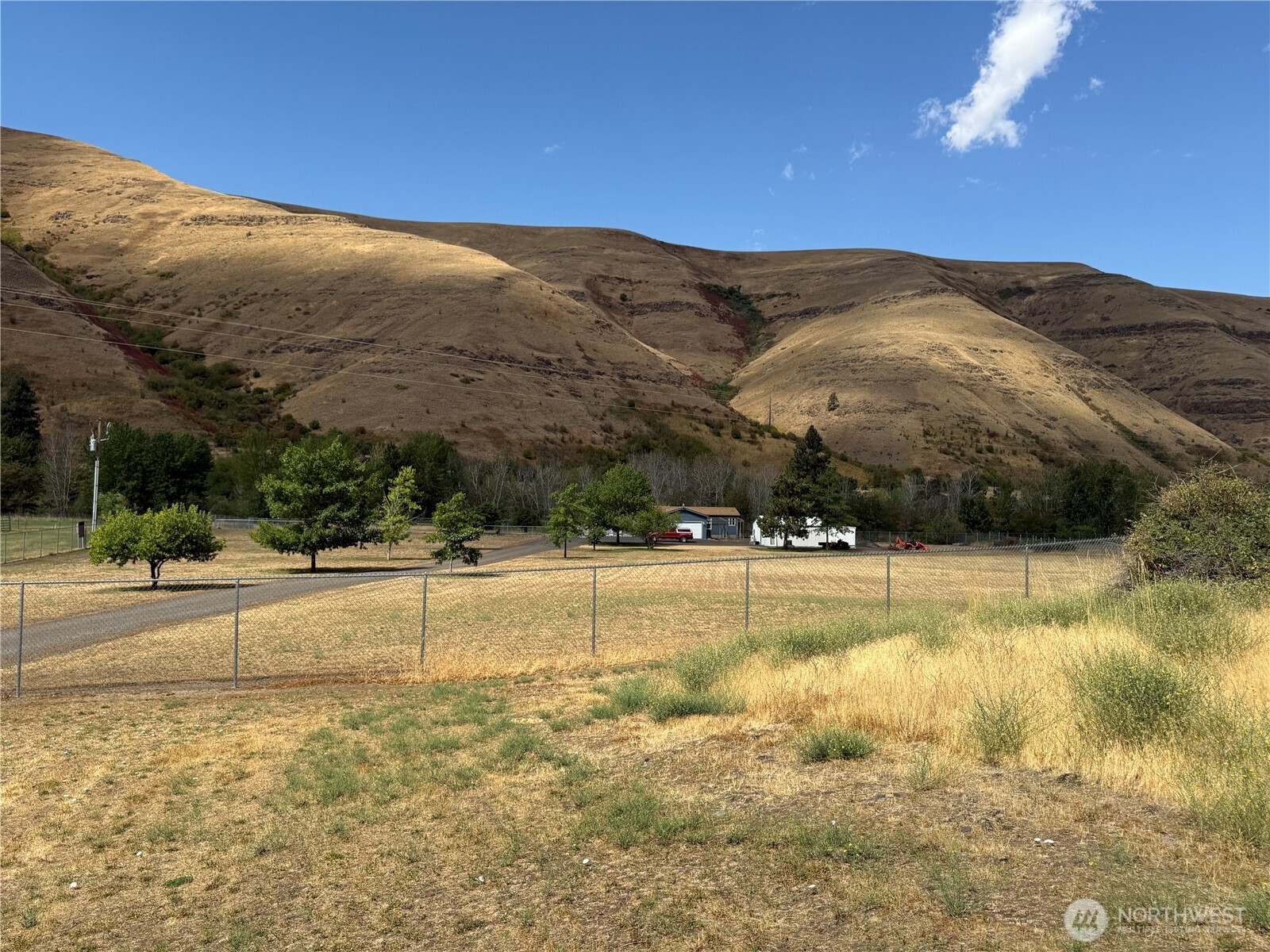 1934 Tucannon Road Pomeroy, WA 99347 - Photo 2 of 40 a view of an ocean and a mountain
