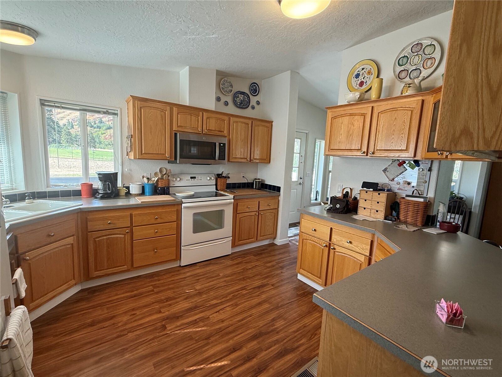 1934 Tucannon Road Pomeroy, WA 99347 - Photo 4 of 40 a kitchen with granite countertop a stove top oven sink and cabinets