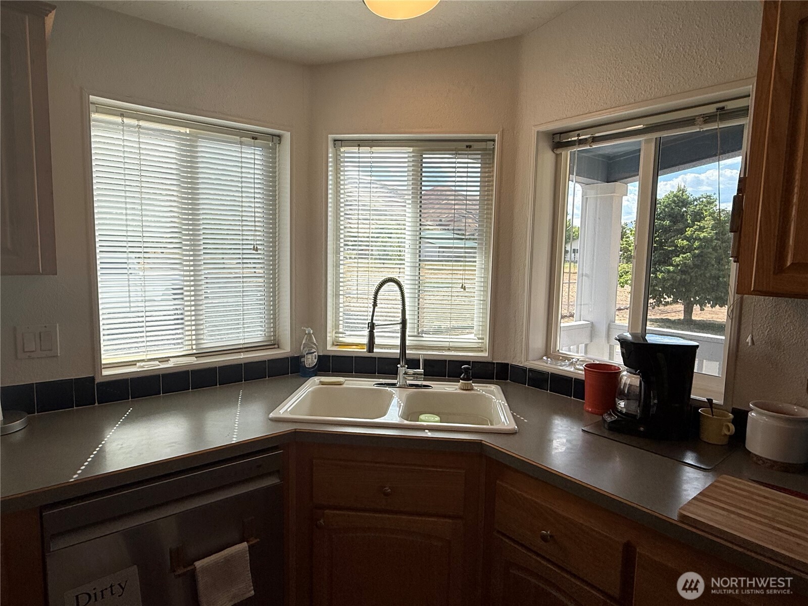 1934 Tucannon Road Pomeroy, WA 99347 - Photo 6 of 40 a kitchen with granite countertop a sink and a stove