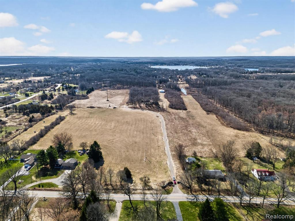 2551 Patterson Lake Road Pinckney, MI 48169 - Photo 3 of 95
