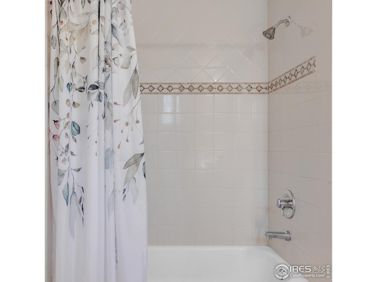 4232 Riley Drive Longmont, CO 80503 - Photo 25 of 35 a bathroom with a shower curtain and a bathtub