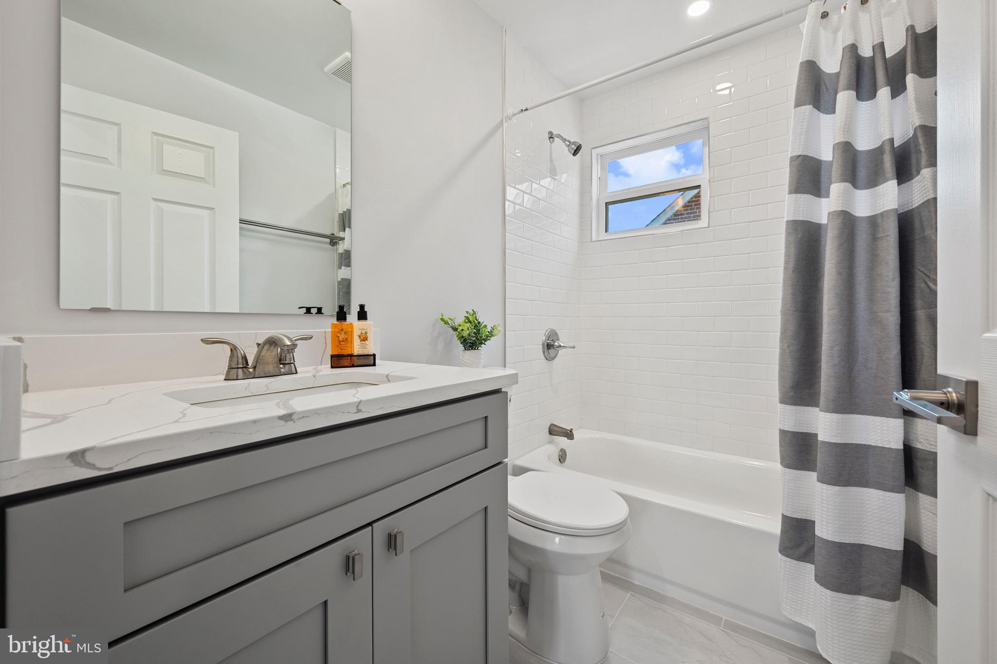 708 Hankin Street Silver Spring, MD 20910 - Photo 21 of 37 Hallway full bathroom