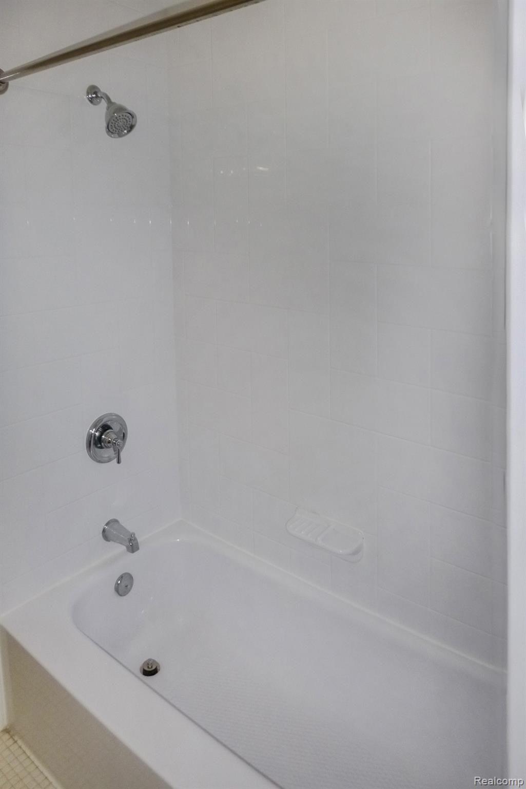 32286 West 12 Mile Road Farmington, MI 48334 - Photo 15 of 24 15-Full Bath.jpg
