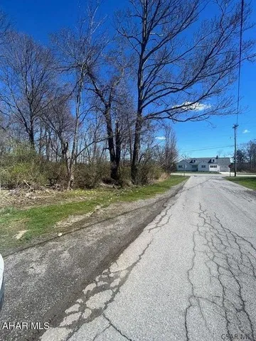 a view of a yard with a house