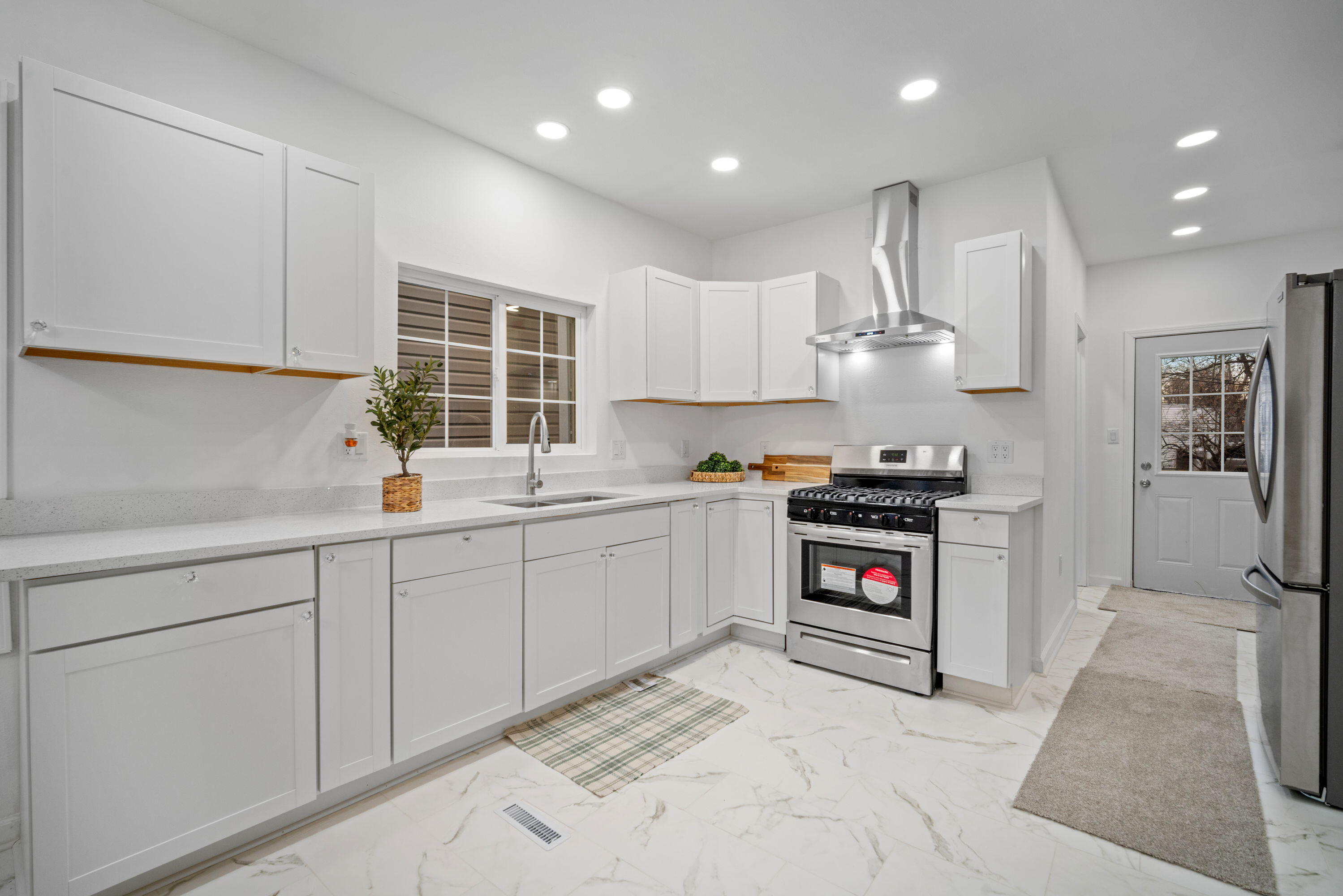 2809 West Burnham Street Milwaukee, WI 53215 - Photo 1 of 1 6_imgDSC03030