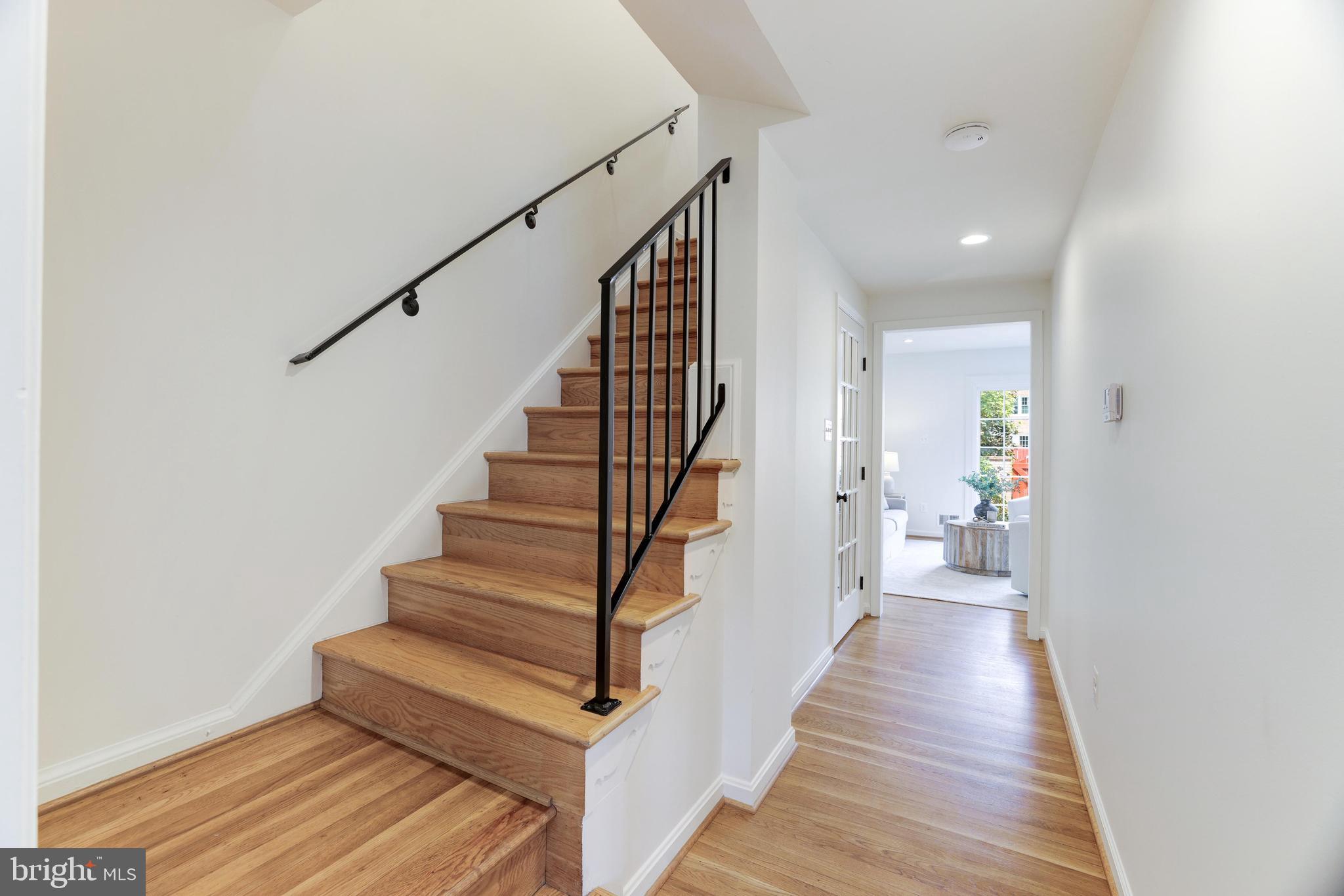1149 Colonial Road McLean, VA 22101 - Photo 30 of 55 Foyer Hallway