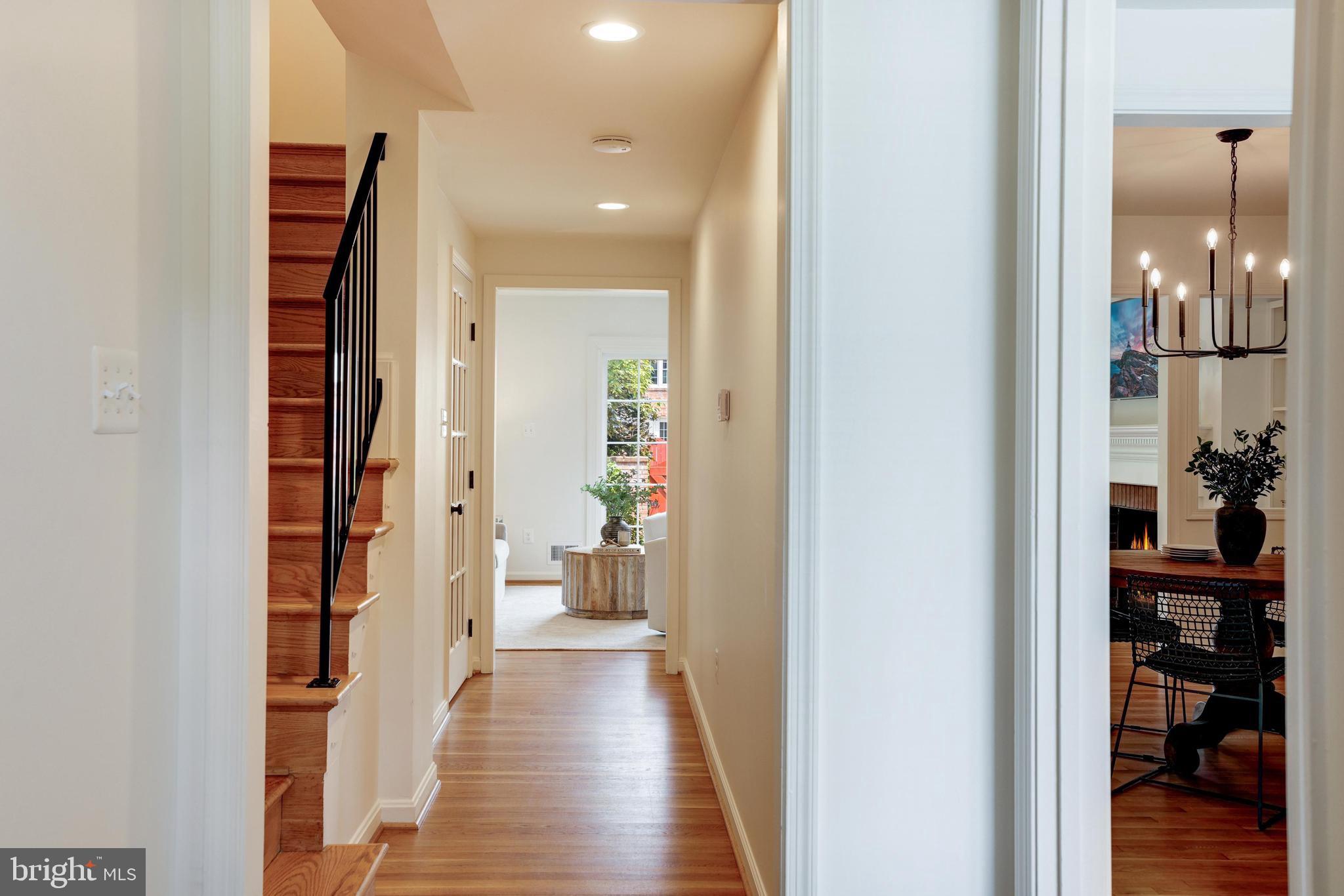 1149 Colonial Road McLean, VA 22101 - Photo 4 of 55 Foyer Hallway