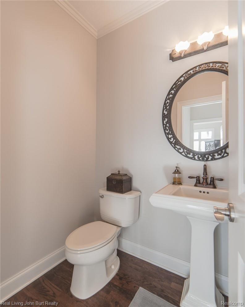 7905 Ranch Estates Road Clarkston, MI 48348 - Photo 40 of 51 Powder room on entry level