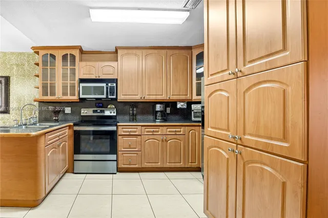 $484,900 | 2462 West 65th Street, Hialeah, FL 33016