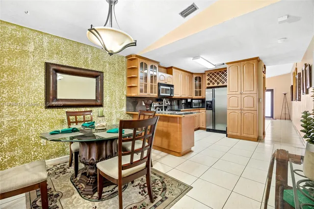 $484,900 | 2462 West 65th Street, Hialeah, FL 33016