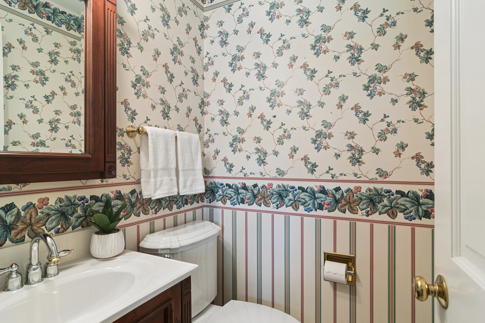 572 East Monterey Road Palatine, IL 60074 - Photo 7 of 27 a bathroom with a sink and a mirror