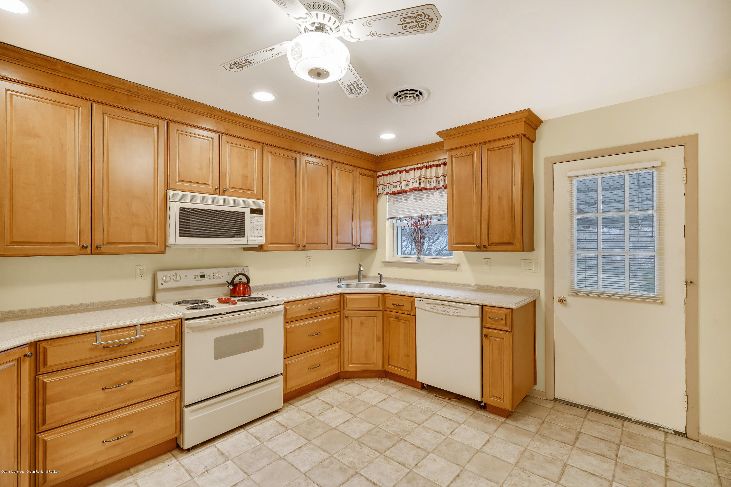 124 Tulip Court, Unit B Whiting, NJ 08759 - Photo 18 of 30 124 Tulip Ct Manchester-print-018-24-Kit