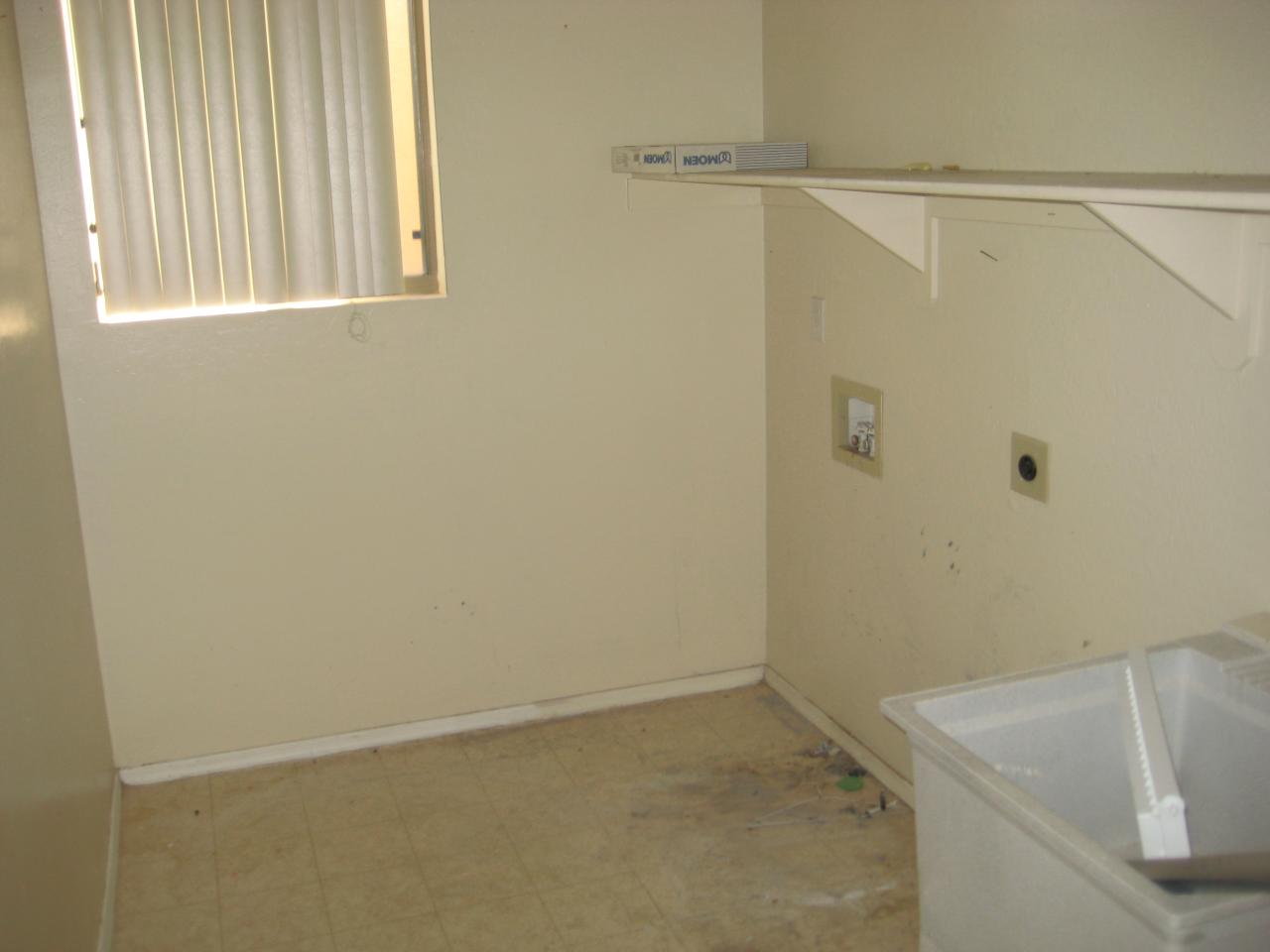 420 South Brett Street Gilbert, AZ 85296 - Photo 5 of 7 Laundr room