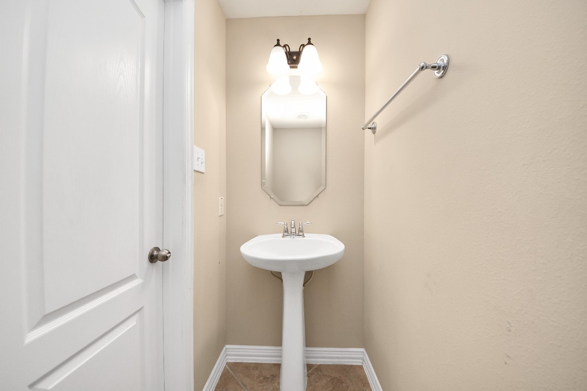 25006 Florina Ranch Drive Katy, TX 77494 - Photo 20 of 48 1st floor half bath