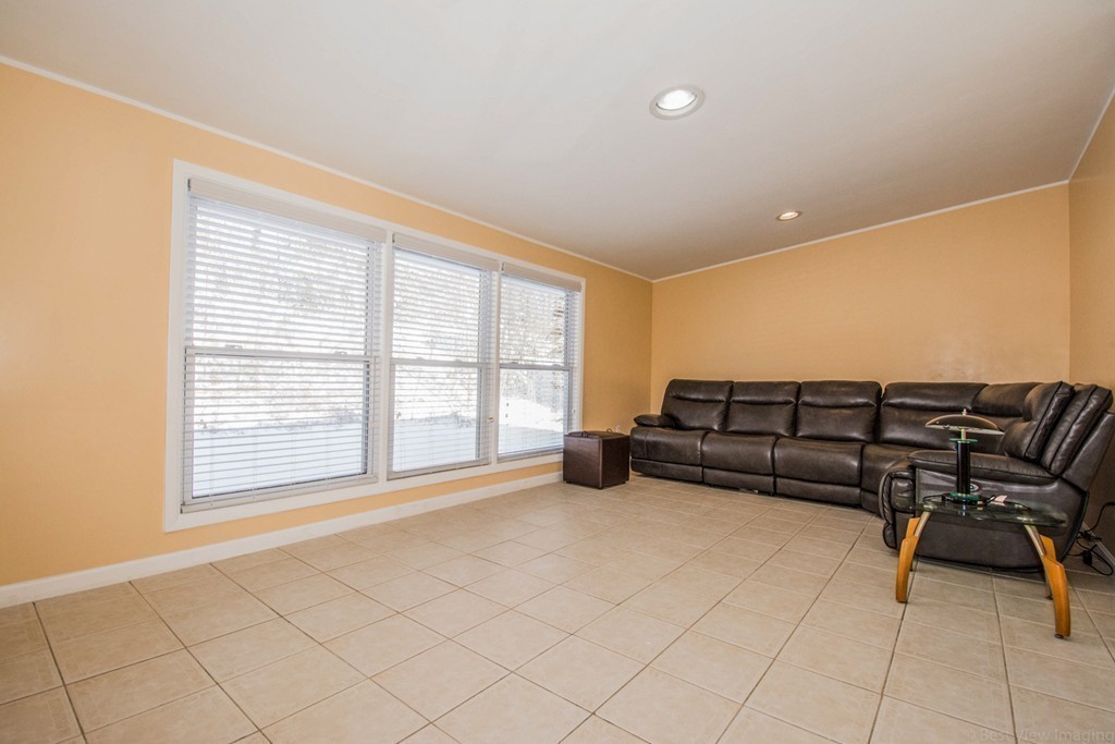 65 Barry Road Worcester, MA 01609 - Photo 4 of 22 Gallery Image 4