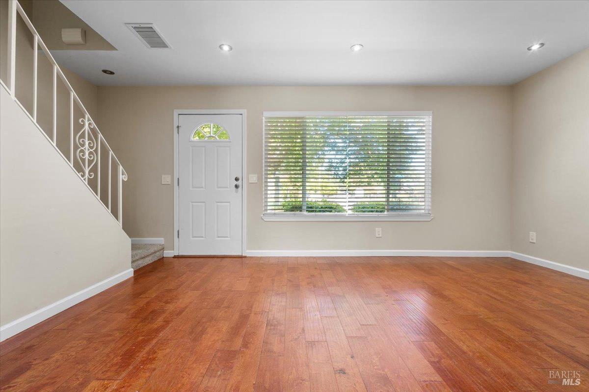 303 Algiers Court Santa Rosa, CA 95409 - Photo 5 of 27 Enter to an open and bright living room