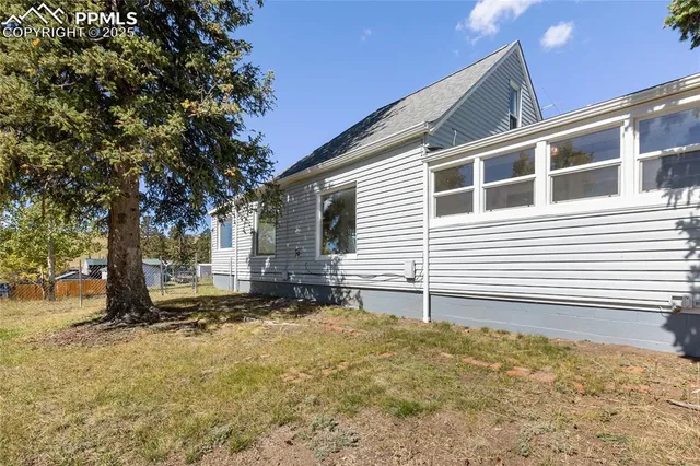 a view of a back yard of the house