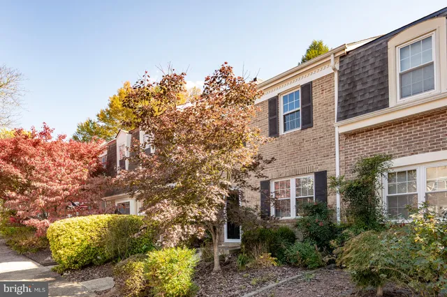 $599,900 | 9909 Lakepointe Drive, Burke, VA 22015