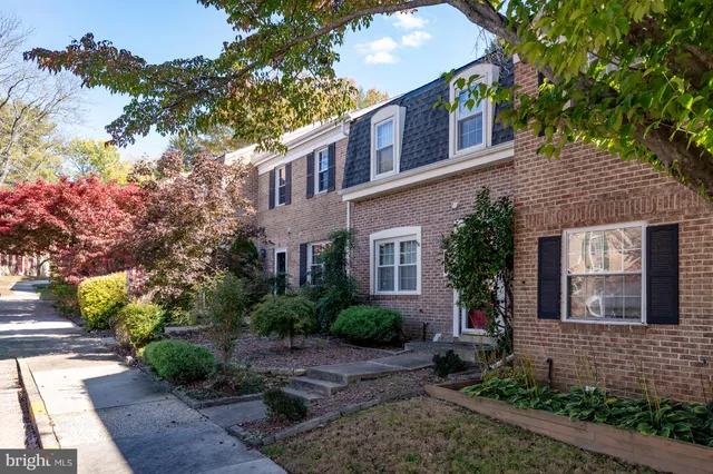 $599,900 | 9909 Lakepointe Drive, Burke, VA 22015