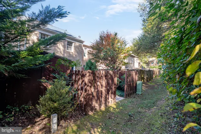 $599,900 | 9909 Lakepointe Drive, Burke, VA 22015