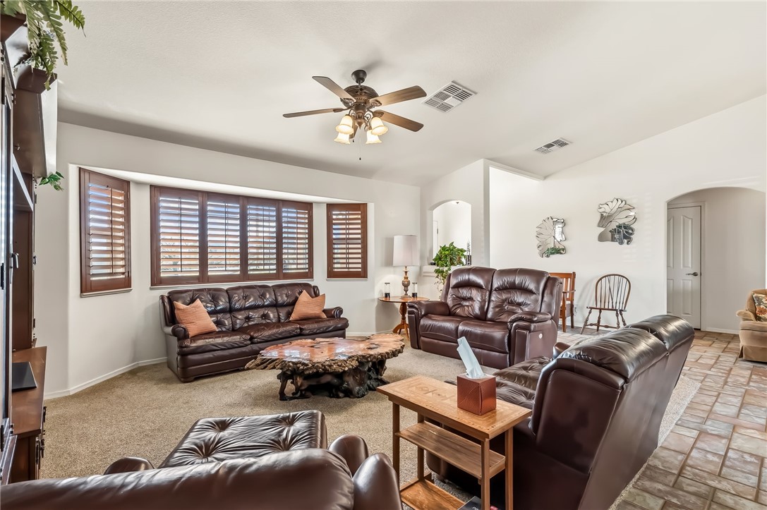 2205 East Cactus Wren Road Kingman, AZ 86409 - Photo 11 of 68 Living Room