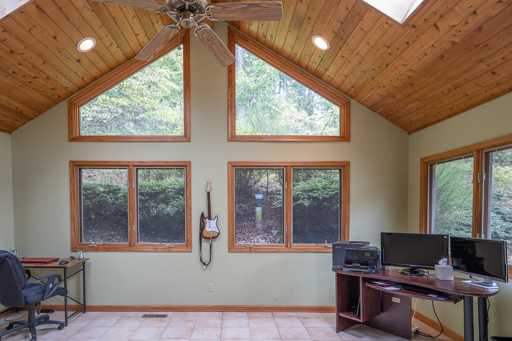 5192 Fox Ridge Road Southwest Roanoke, VA 24018 - Photo 37 of 83 Sunroom w/vaulted ceiling