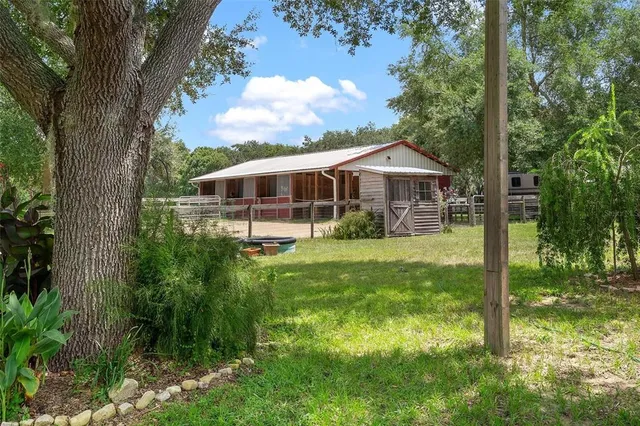 a view of a house with backyard and garden