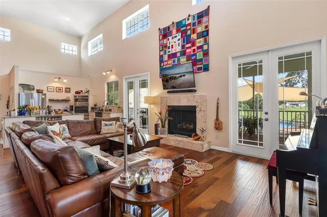 a view of a house with backyard and garden