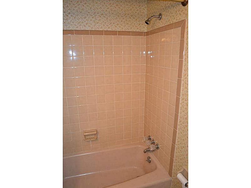 1128 Butler Road Springdale, PA 15144 - Photo 9 of 20 Full Bath. One of two Full Baths!