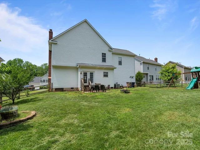 a view of a yard in front of house