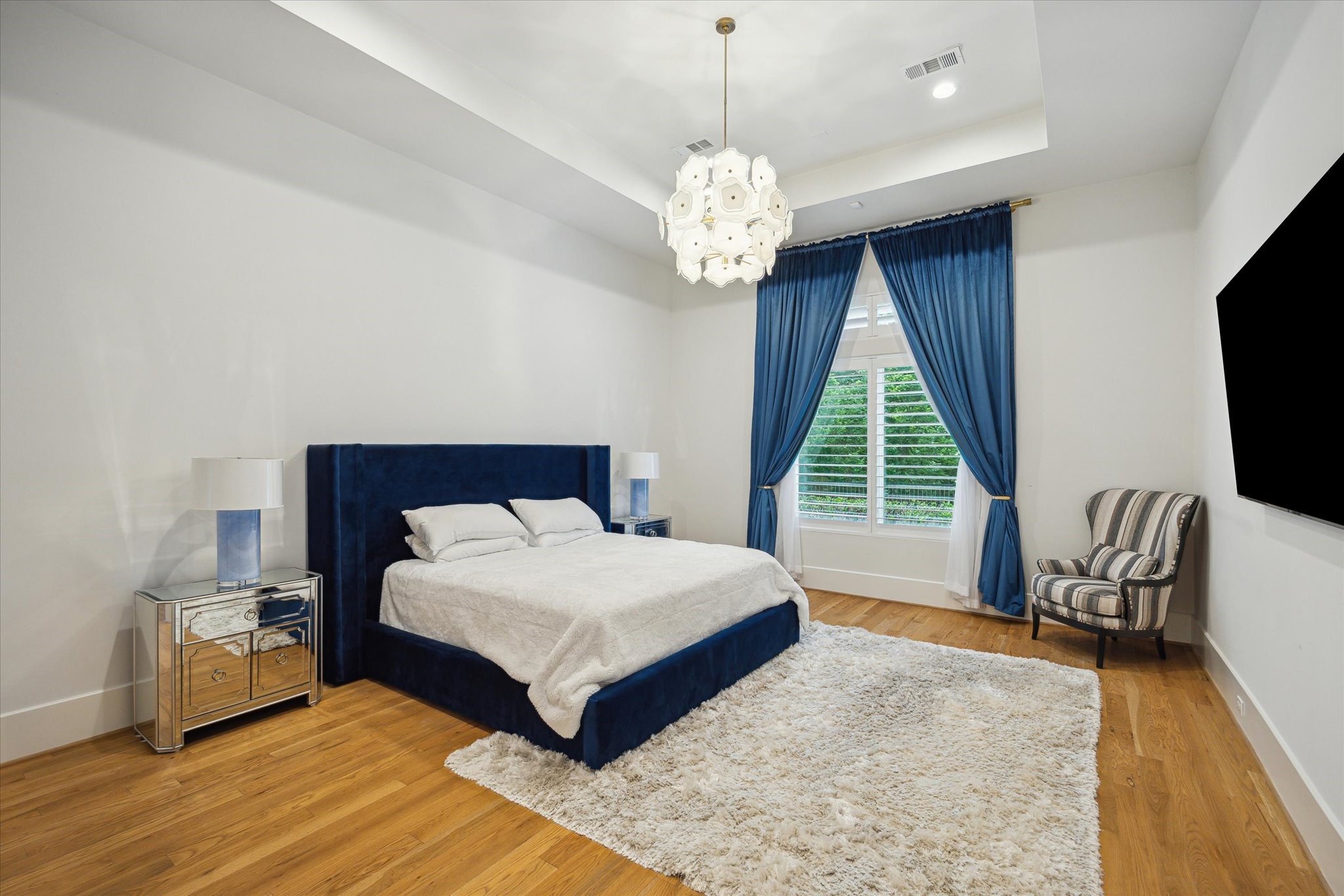22 East Shady Lane, Unit E Houston, TX 77063 - Photo 22 of 50 a spacious bedroom with a bed and a large window