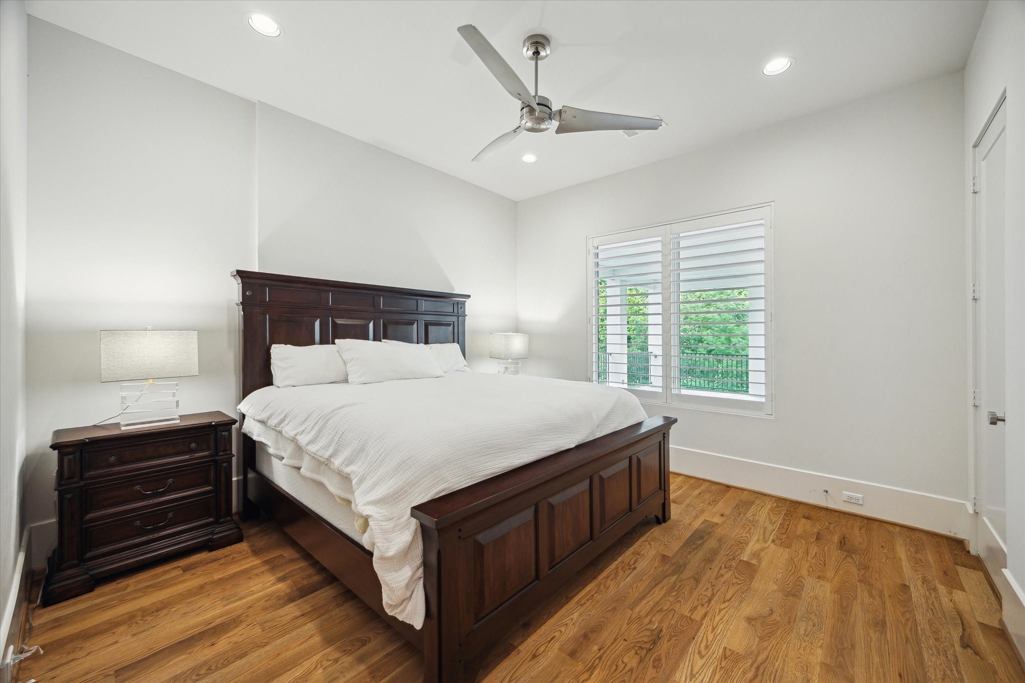 22 East Shady Lane, Unit E Houston, TX 77063 - Photo 32 of 50 a bed sitting in a bedroom next to a window