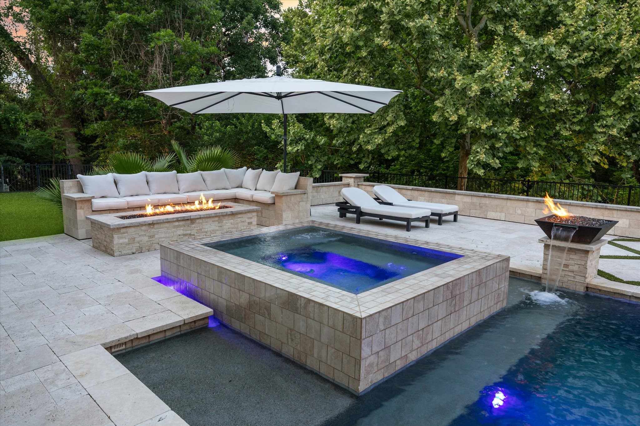 22 East Shady Lane, Unit E Houston, TX 77063 - Photo 43 of 50 a outdoor space with the table and chairs