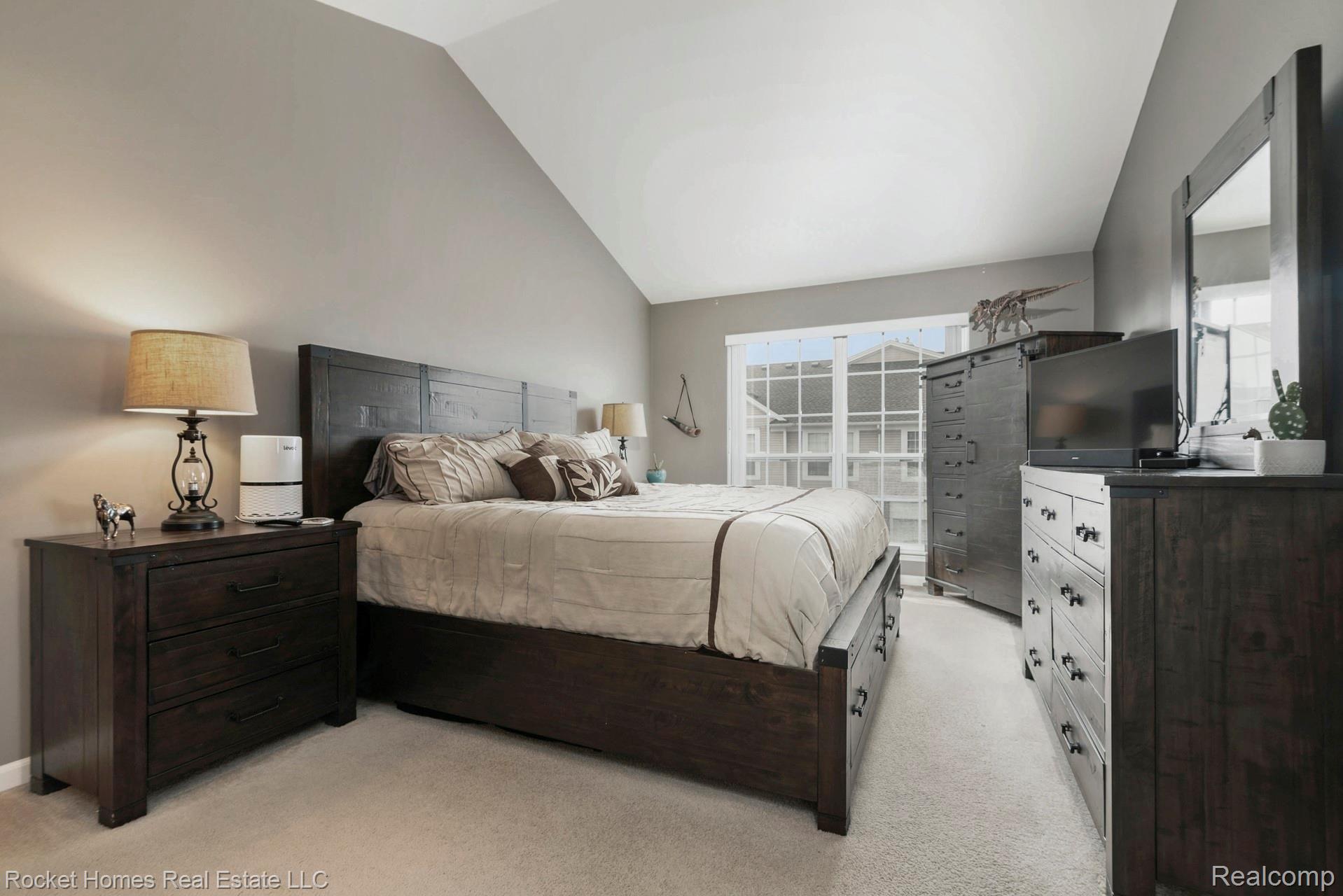 46027 Rhodes Drive, Unit 283 Macomb, MI 48044 - Photo 14 of 36 015-photo-main-bedroom-9051549.jpg