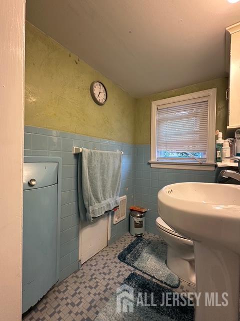 78 Schoder Avenue Woodbridge, NJ 07095 - Photo 22 of 26 a bathroom with a toilet a sink and mirror