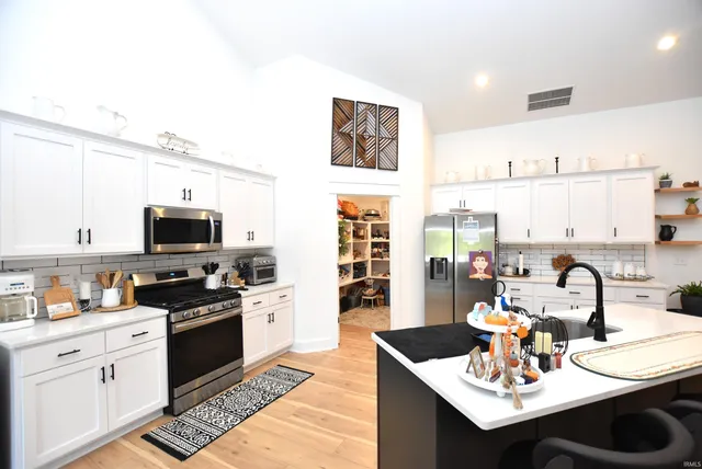 $437,900 | 543 East Lucy Lane, Ellettsville, IN 47429