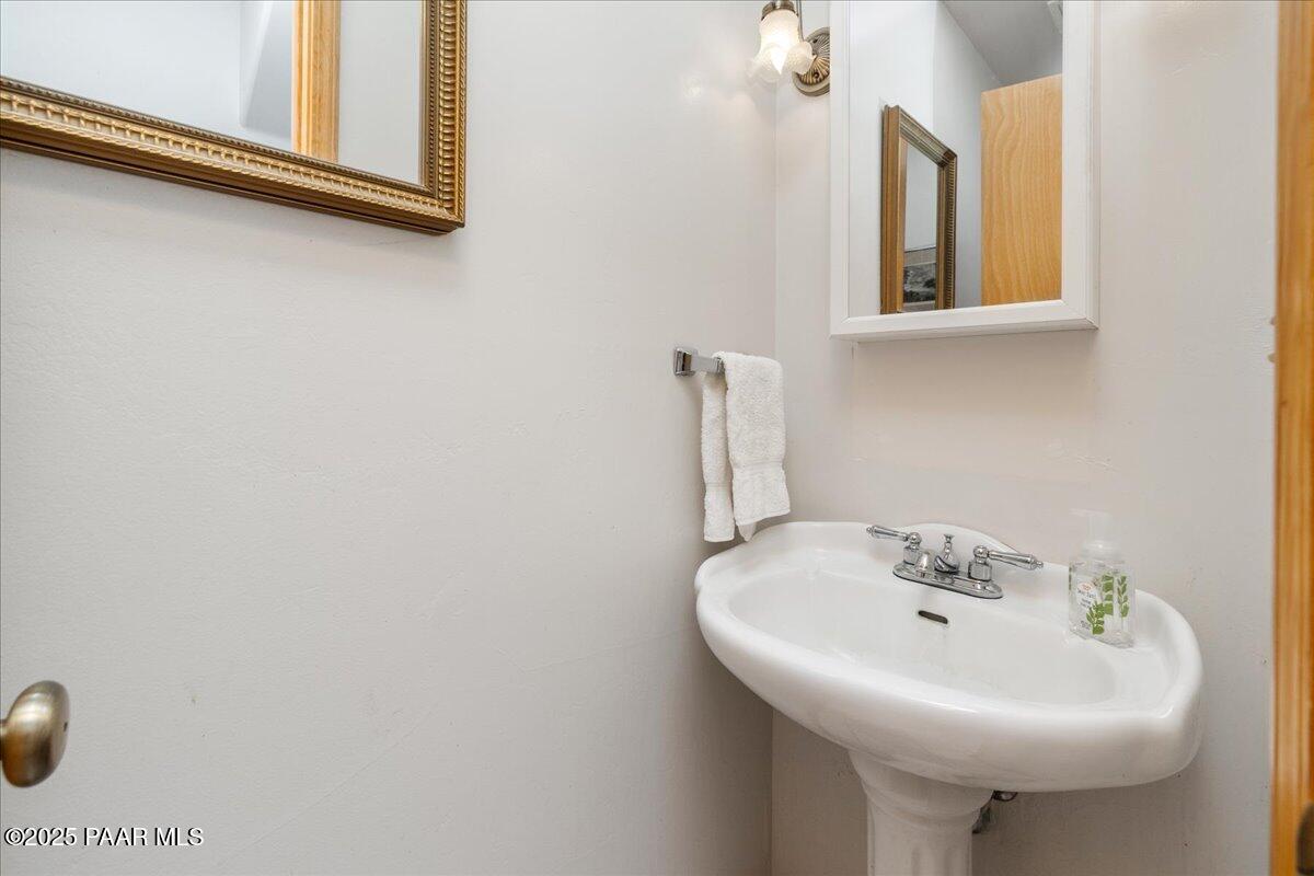 4300 West Cactus Spur Road Prescott, AZ 86305 - Photo 15 of 27 11-Powder Room