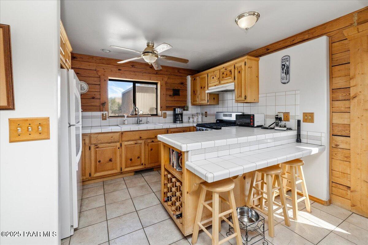 4300 West Cactus Spur Road Prescott, AZ 86305 - Photo 9 of 27 04-Kitchen