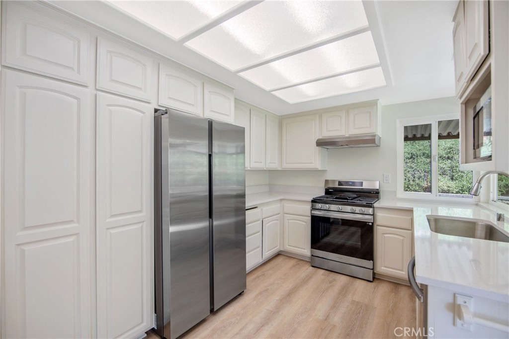 26574 Cardwick Court Newhall, CA 91321 - Photo 10 of 43 Kitchen