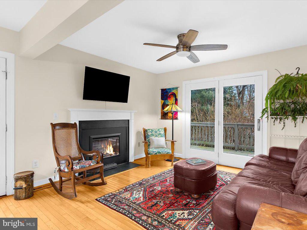 1560 Ritchie Lane Annapolis, MD 21401 - Photo 4 of 54 a living room with furniture and a fireplace